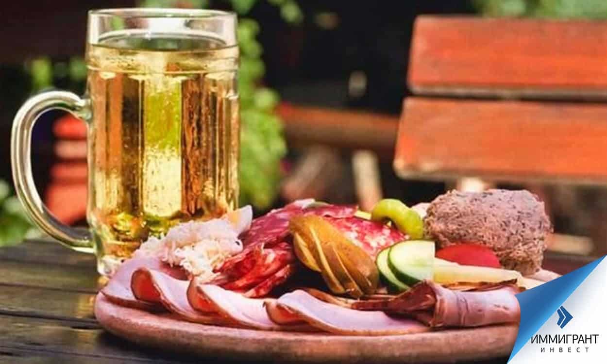 Сэндвичи и хот-доги с колбасками и сосисками, копчености, сыры – вот основные закуски в Австрии