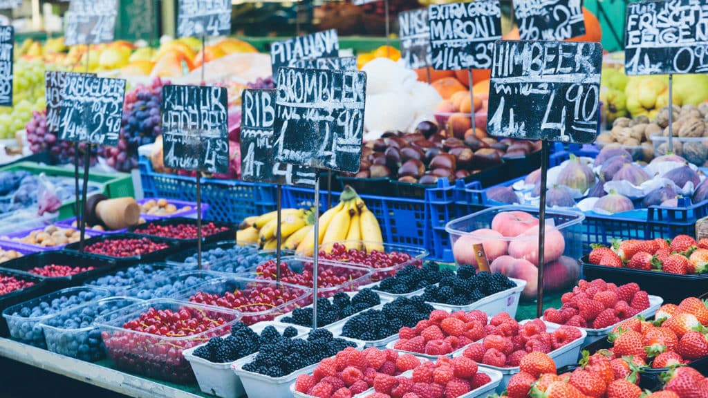 На фото - продукты с ценами на рынке Нашмаркт в Вене