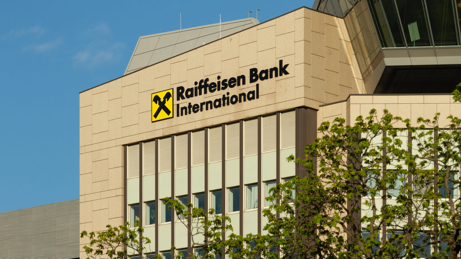 Среди банков мира Raiffeisen Bank занимает 149-е место по размеру капитала и 135-е по совокупным активам